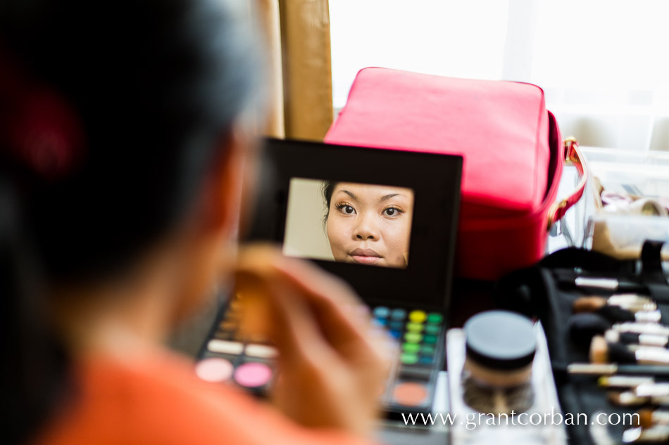 Brides sister applying makeup taken with the Fuji X-Pro1 and XF35mm F1.4 R shot at 1/110 sec F1.4 ISO200