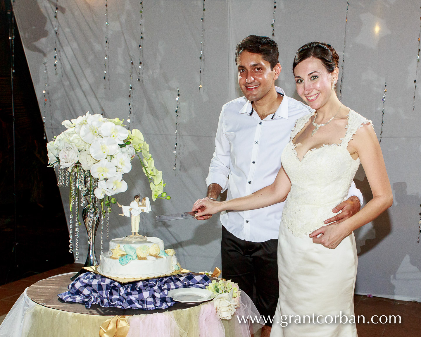 cutting the wedding cake perhentian island resort malaysia