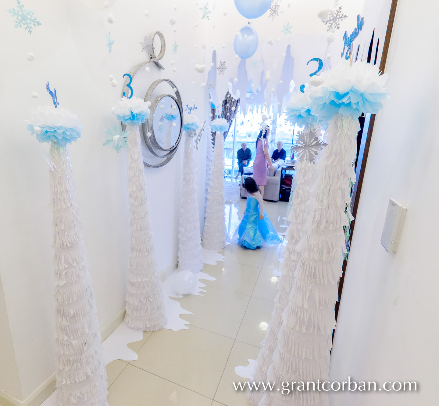 details of Frozen themed childrens birthday party